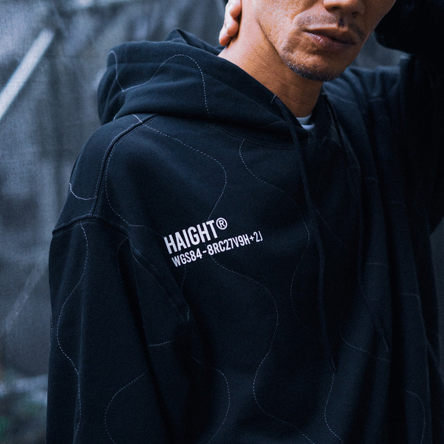 HAIGHT QUILTING HOODIE スウェット パーカー ブラック モデル着用 プリントロゴ詳細 HTAW-263001