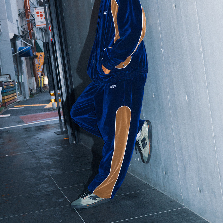 HAIGHT VELOUR TRACK PANTS ベロア トラックパンツ ネイビー モデル着用 下半身 横向き HTAW-265002