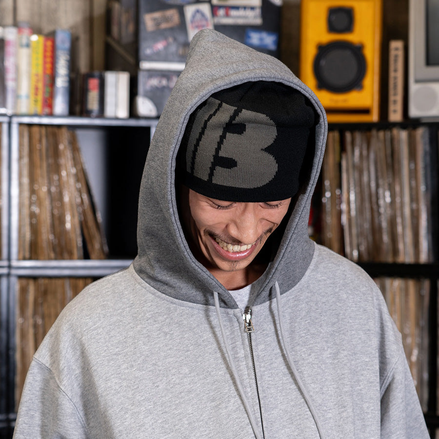 INTERBREED ROAD LOGO BEANIE ビーニー ブラック モデル着用 IB26AW05