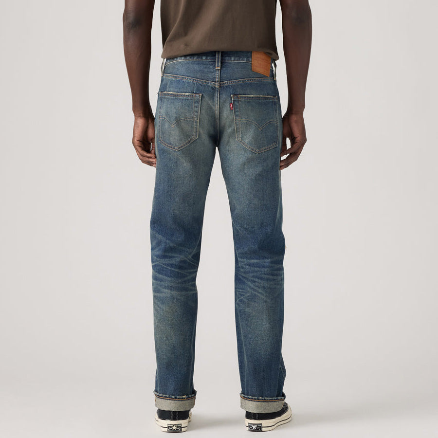 LEVI'S(リーバイス)501® ORIGINAL ジーンズ ミディアムインディゴ モデル着用 背面下半身 005013906