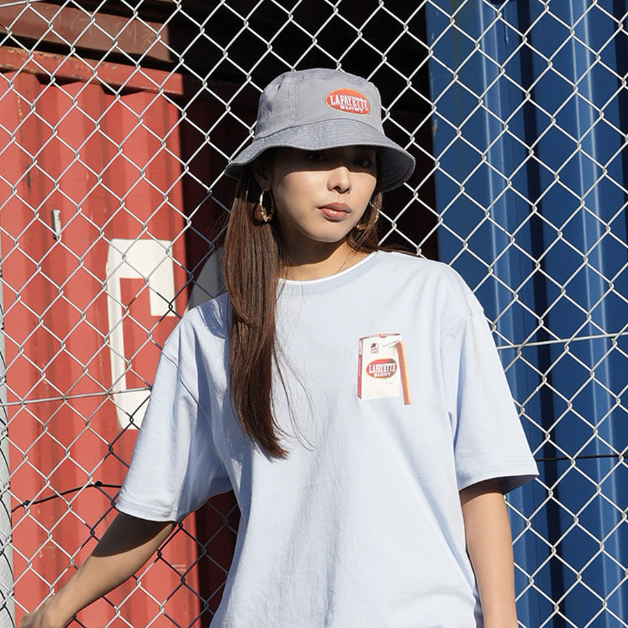 LFYT(エルエフワイティー)BLUNT BUCKET HAT ライトブルー モデル着用 LS261407