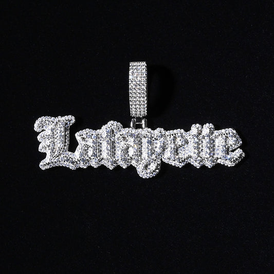 LFYT(エルエフワイティー)OLD ENGLISH LOGO PENDANT TOP シルバー 平置き正面 LS262003