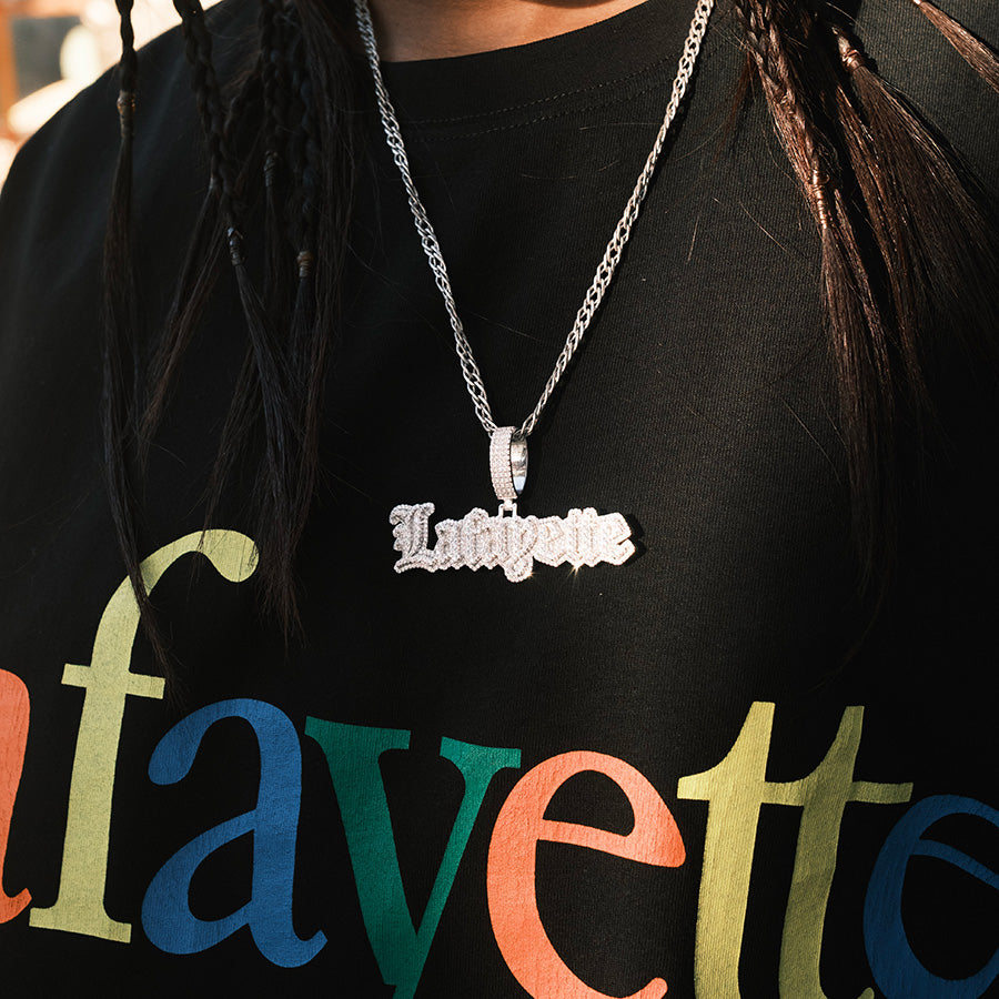 LFYT(エルエフワイティー)OLD ENGLISH LOGO PENDANT TOP シルバー モデル着用 別カット LS262003