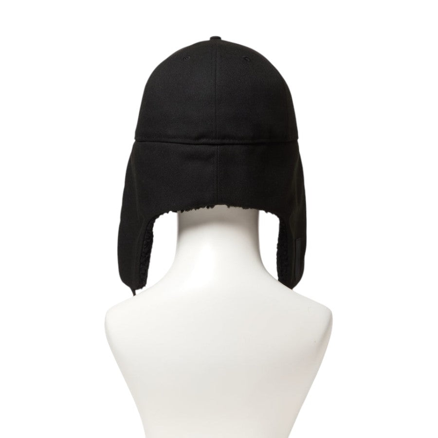 NEW ERA 59FIFTY Dog Ear ドッグイヤー Black Patch キャップ ブラック マネキン 背面 イヤーフラップを垂らした状態 15137331