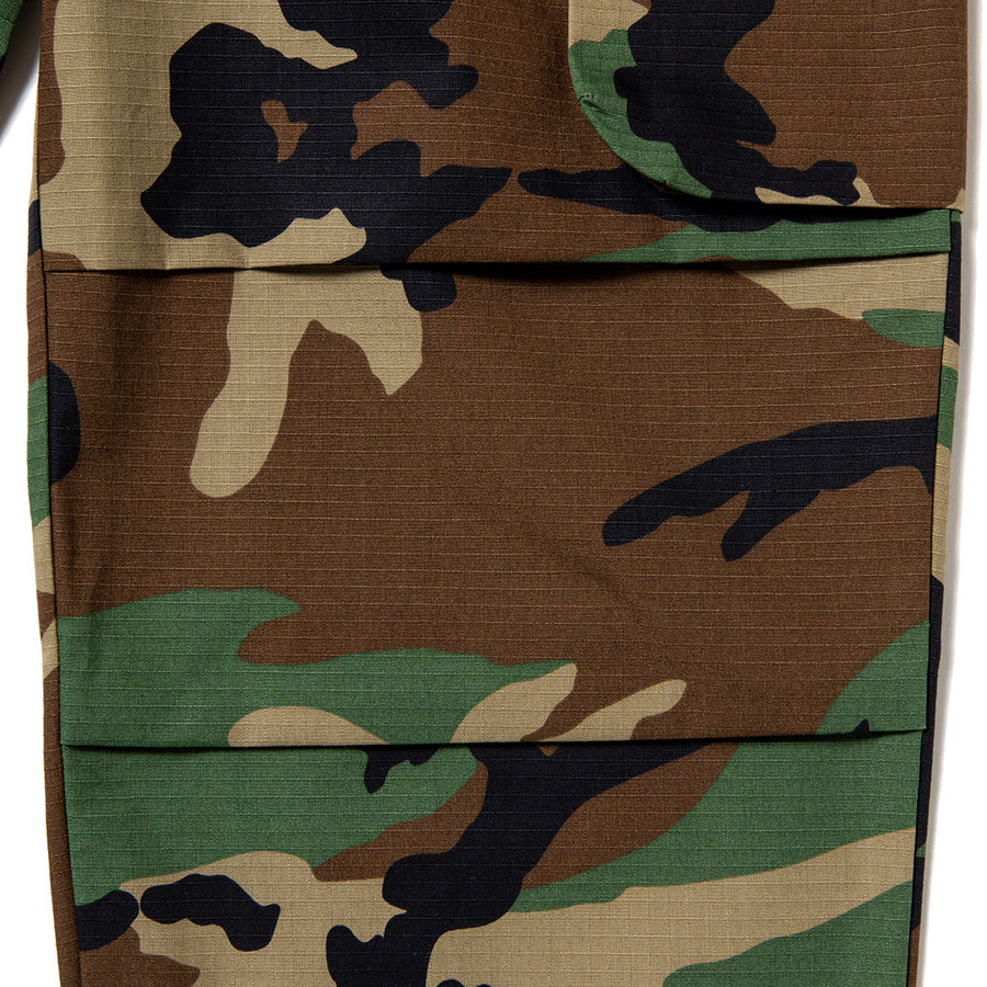 430 CAMO ESLOT CARGO PANTS ワタリ部分 タック詳細