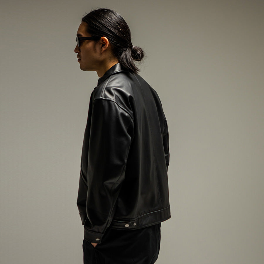 430（フォーサーティ / FOURTHIRTY）LEATHER TRACKER JACKET ブラック モデル着用 後ろ向き上半身 FTY26-074