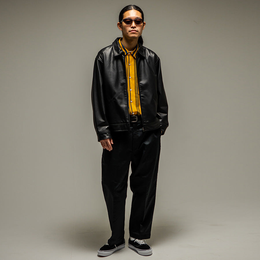 430（フォーサーティ / FOURTHIRTY）LEATHER TRACKER JACKET ブラック モデル着用 正面上半身 FTY26-074