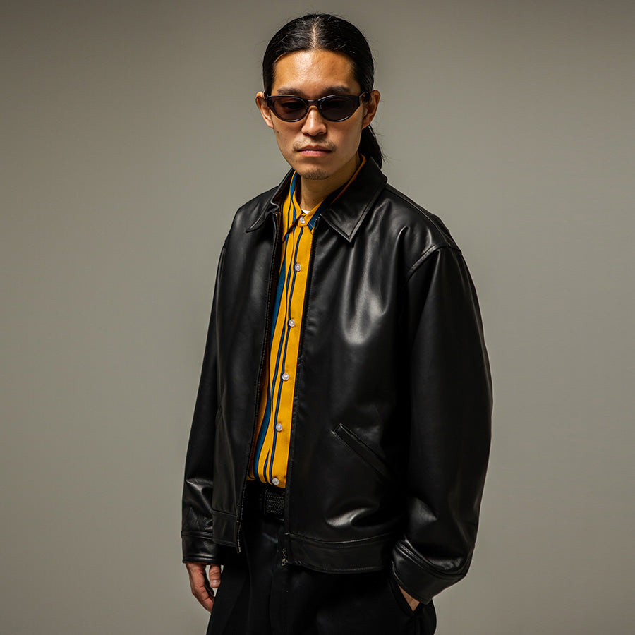 430（フォーサーティ / FOURTHIRTY）LEATHER TRACKER JACKET ブラック モデル着用 正面全身 FTY26-074
