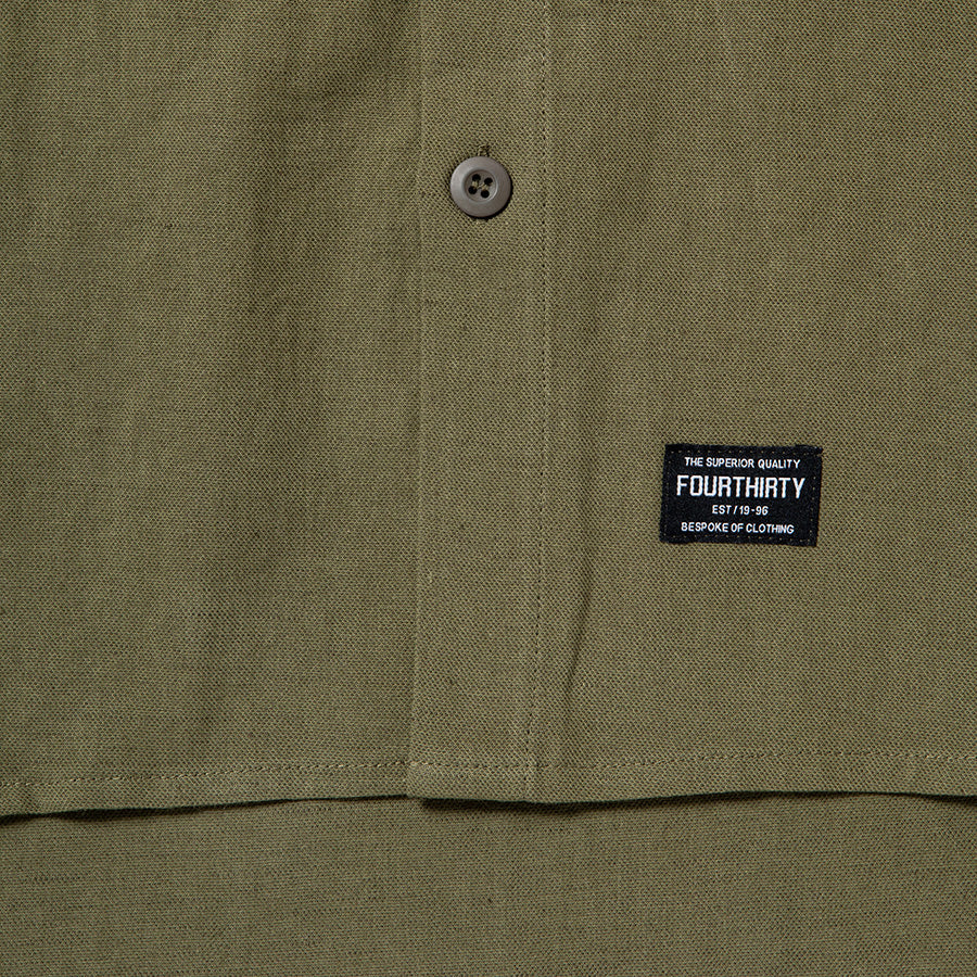430（フォーサーティ / FOURTHIRTY）L/S HEMP UTILITY SHIRT カーキ 裾ブランドパッチ詳細 FTY26-080