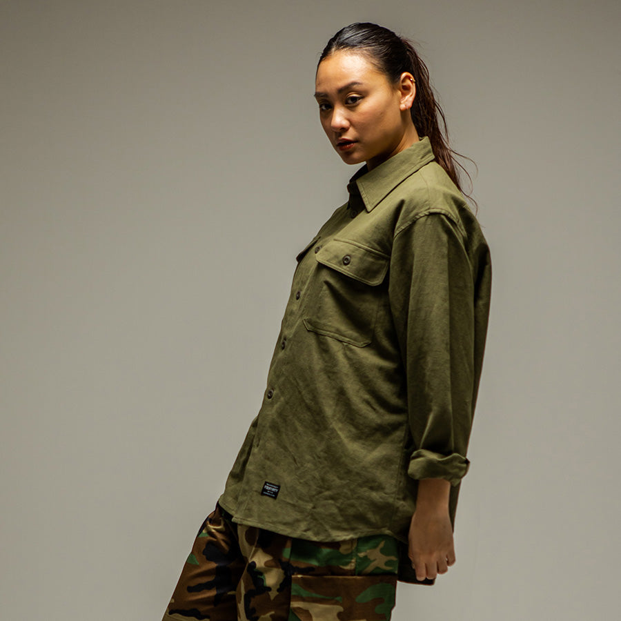 430（フォーサーティ / FOURTHIRTY）L/S HEMP UTILITY SHIRT モデル着用 横向き FTY26-080