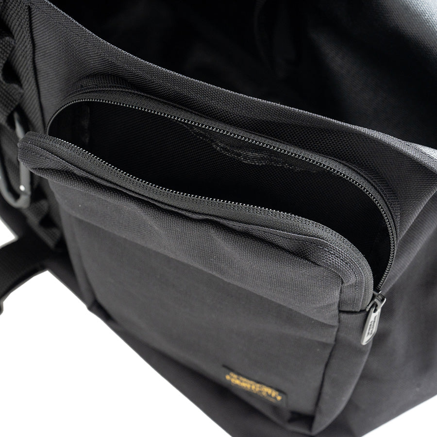 430（フォーサーティ / FOURTHIRTY）MF MESSENGER BAG L 外側ポケット詳細