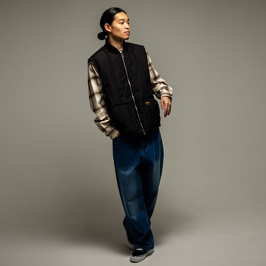430（フォーサーティ / FOURTHIRTY）PAD LINER VEST ブラック モデル着用 正面全身 FTY26-077