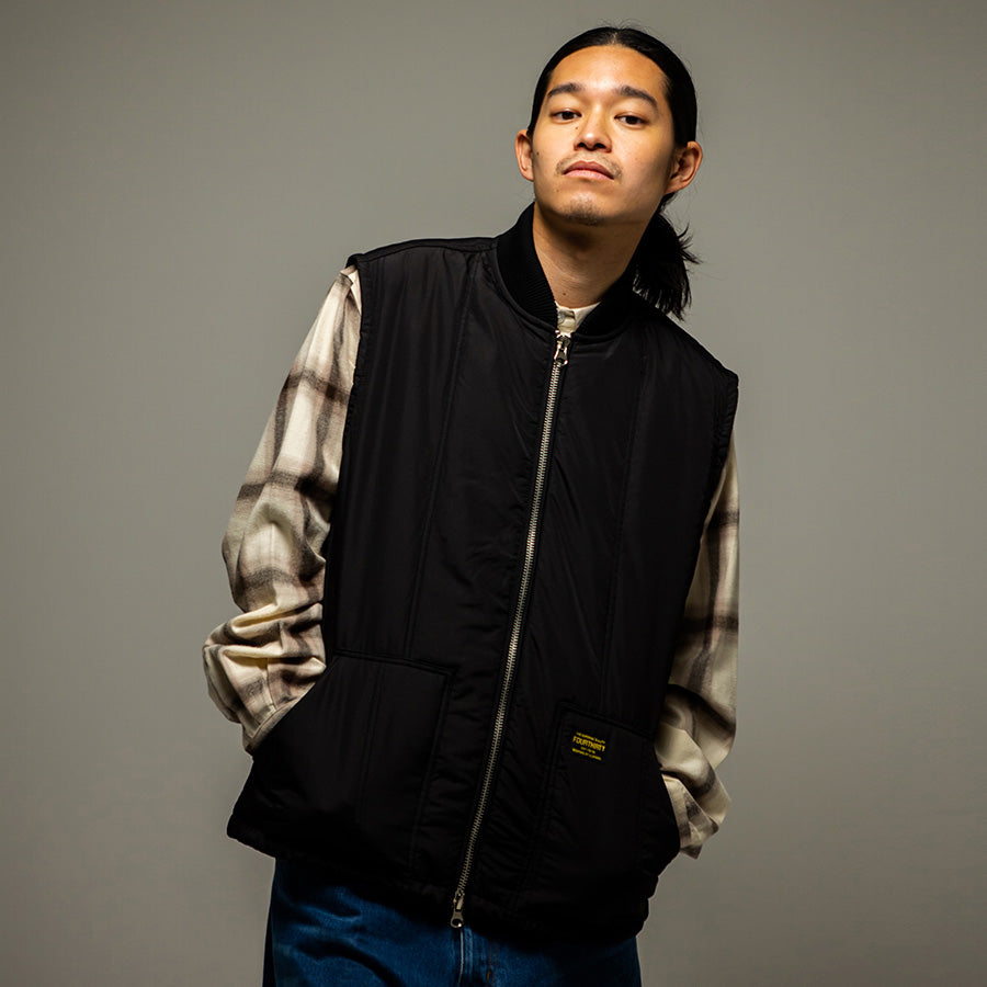 430（フォーサーティ / FOURTHIRTY）PAD LINER VEST ブラック モデル着用 正面上半身 FTY26-077