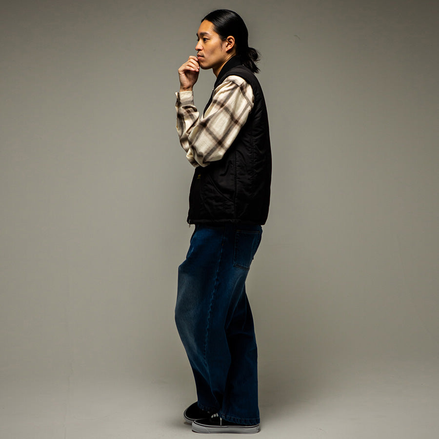 430（フォーサーティ / FOURTHIRTY）PAD LINER VEST ブラック モデル着用 横向き全身 FTY26-077