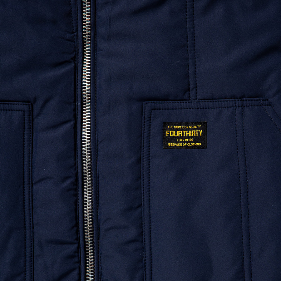 430（フォーサーティ / FOURTHIRTY）PAD LINER VEST ネイビー ブランドパッチ詳細 FTY26-077