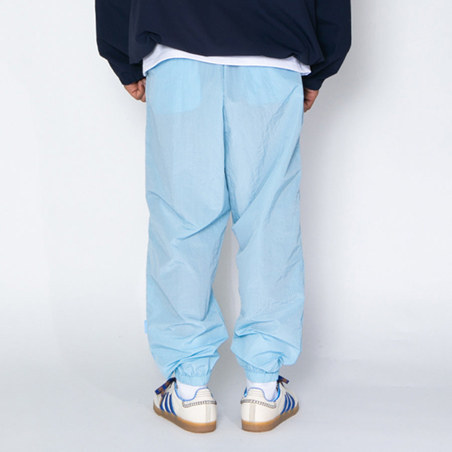 APPLEBUM（アップルバム）トラックパンツ ライトブルー 後ろ姿