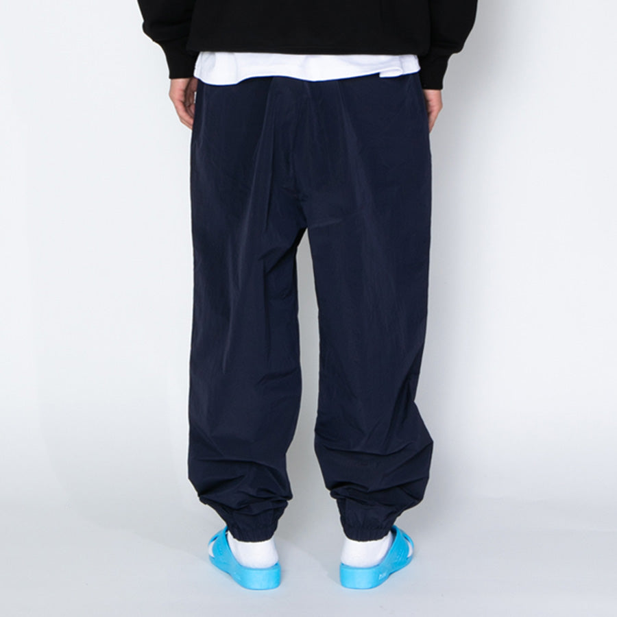 APPLEBUM（アップルバム）トラックパンツ ネイビー 後ろ姿