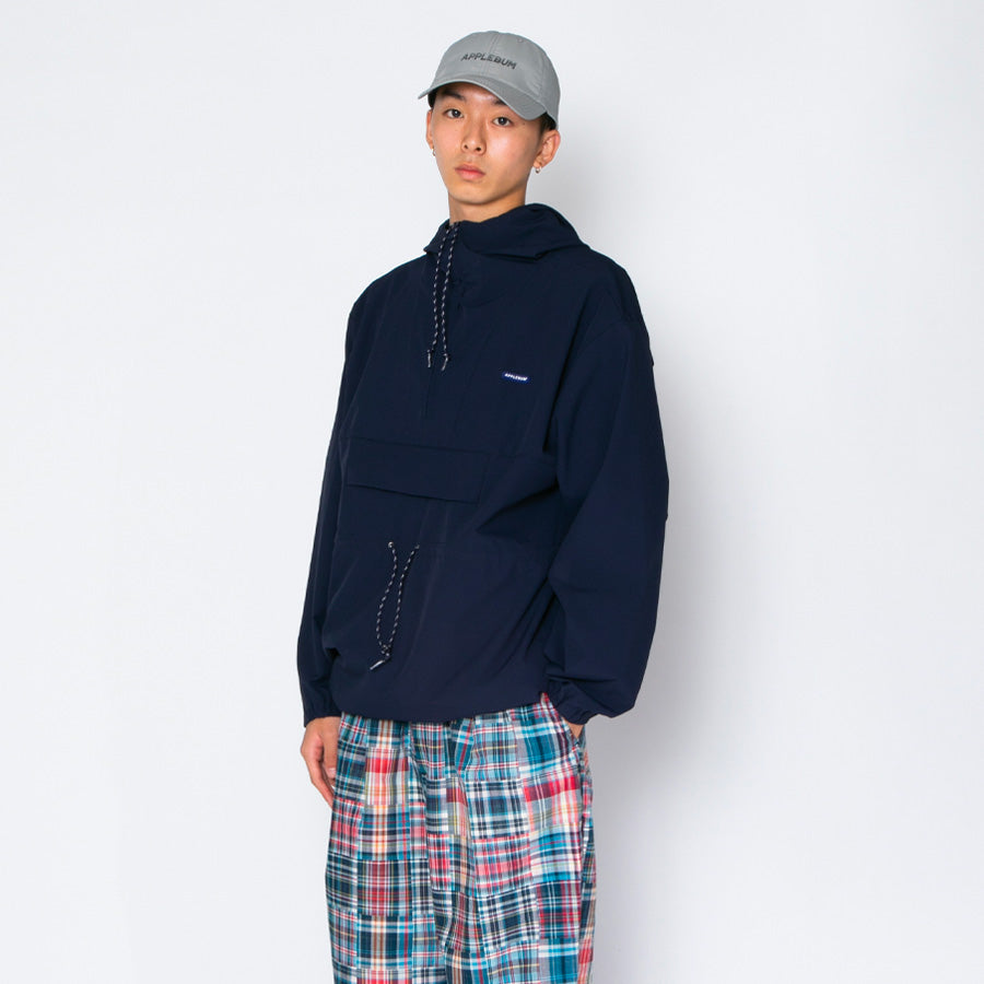 APPLEBUM アノラック ネイビー メンズ着用 上半身 左斜め