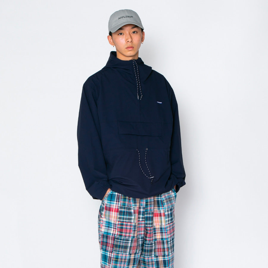 APPLEBUM アノラック ネイビー メンズ着用 上半身 右斜め向き