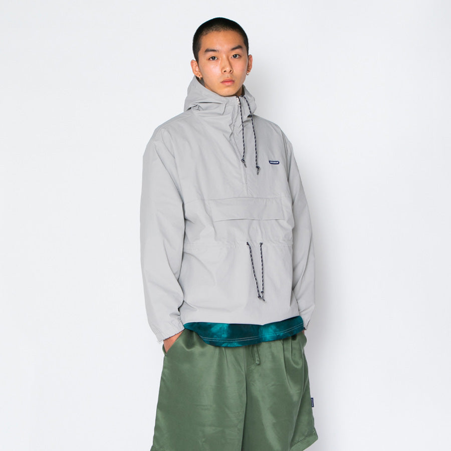 APPLEBUM アノラック グレー メンズ着用 上半身 右斜め向き