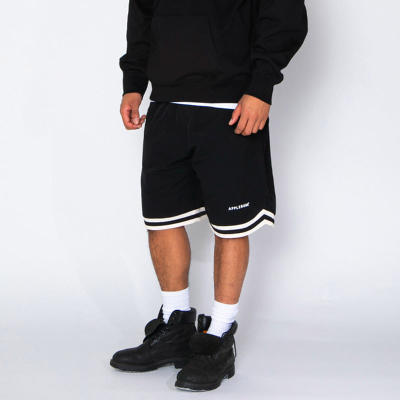 APPLEBUM Authentic Hoopers Shorts ブラック モデル着用 左斜めスタイル