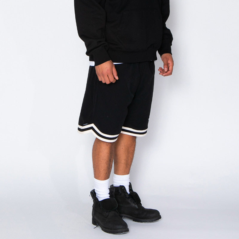 APPLEBUM Authentic Hoopers Shorts ブラック モデル着用 右斜めスタイル