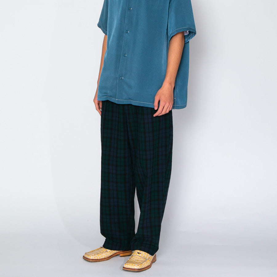 APPLEBUM Banshu Organic Wide Pants ブラックウォッチ 左斜め着用