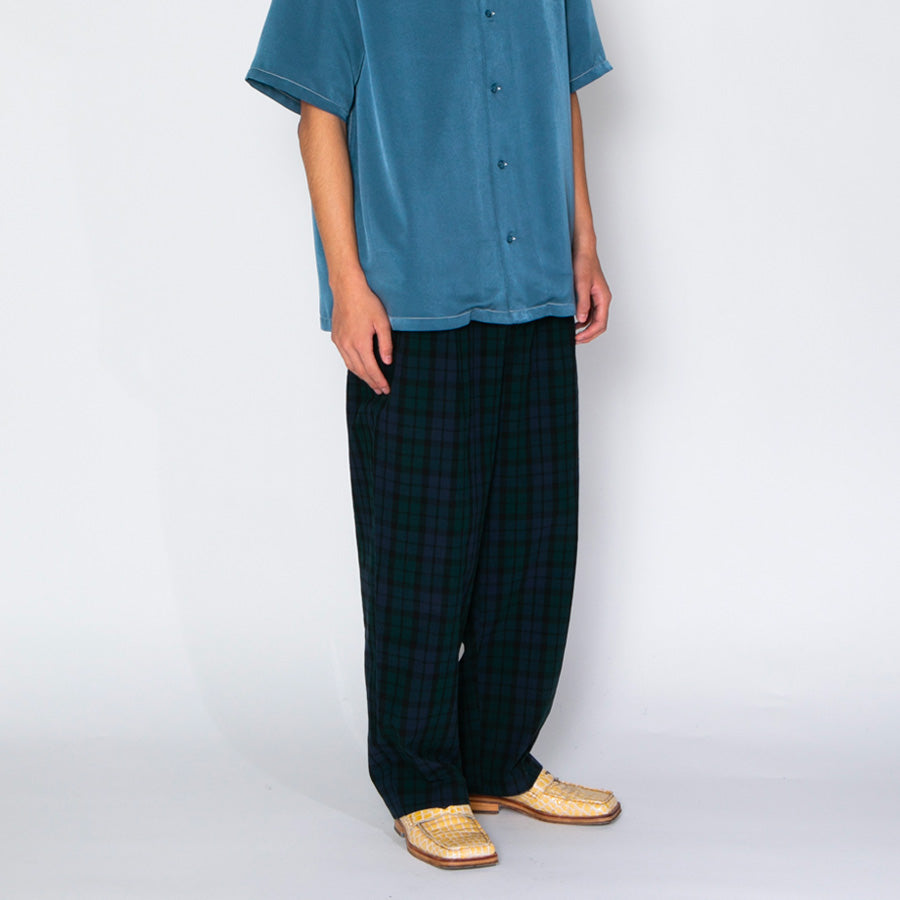 APPLEBUM Banshu Organic Wide Pants ブラックウォッチ 右斜め着用