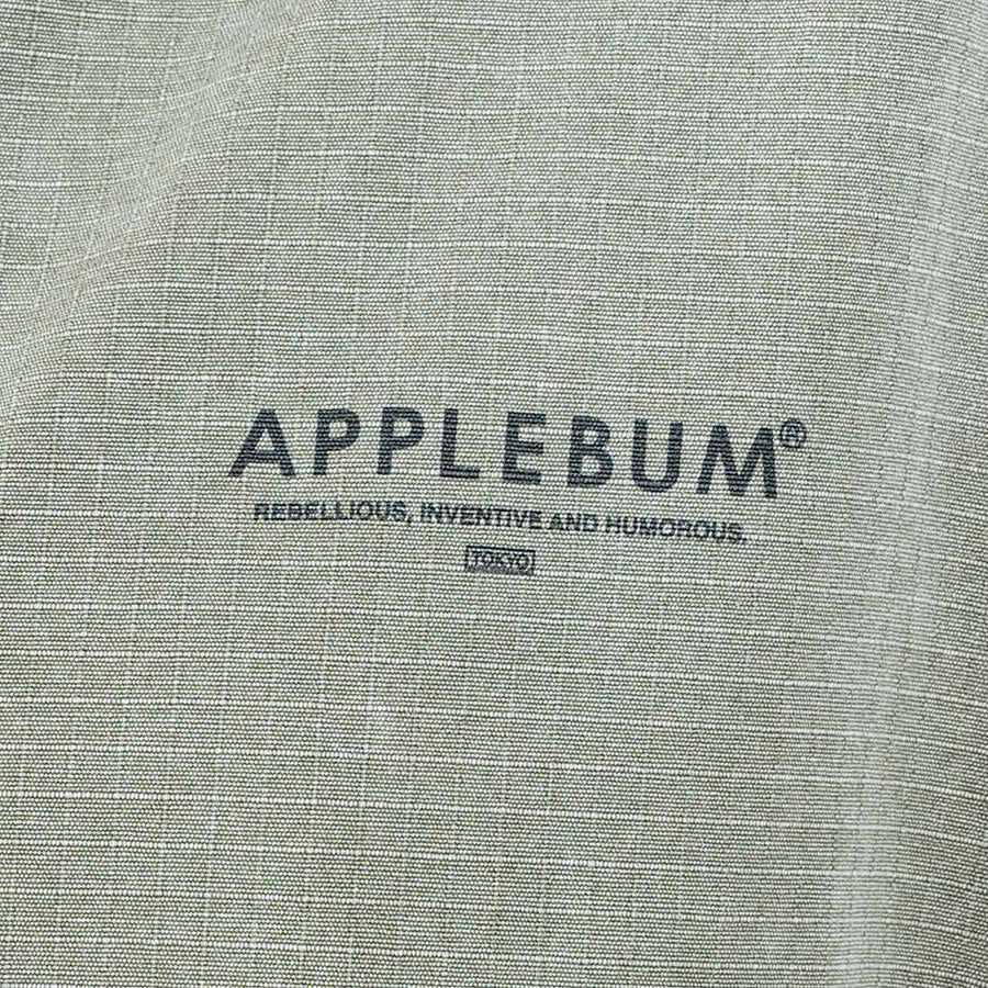 APPLEBUM 左胸ロゴ ディテール カーキ