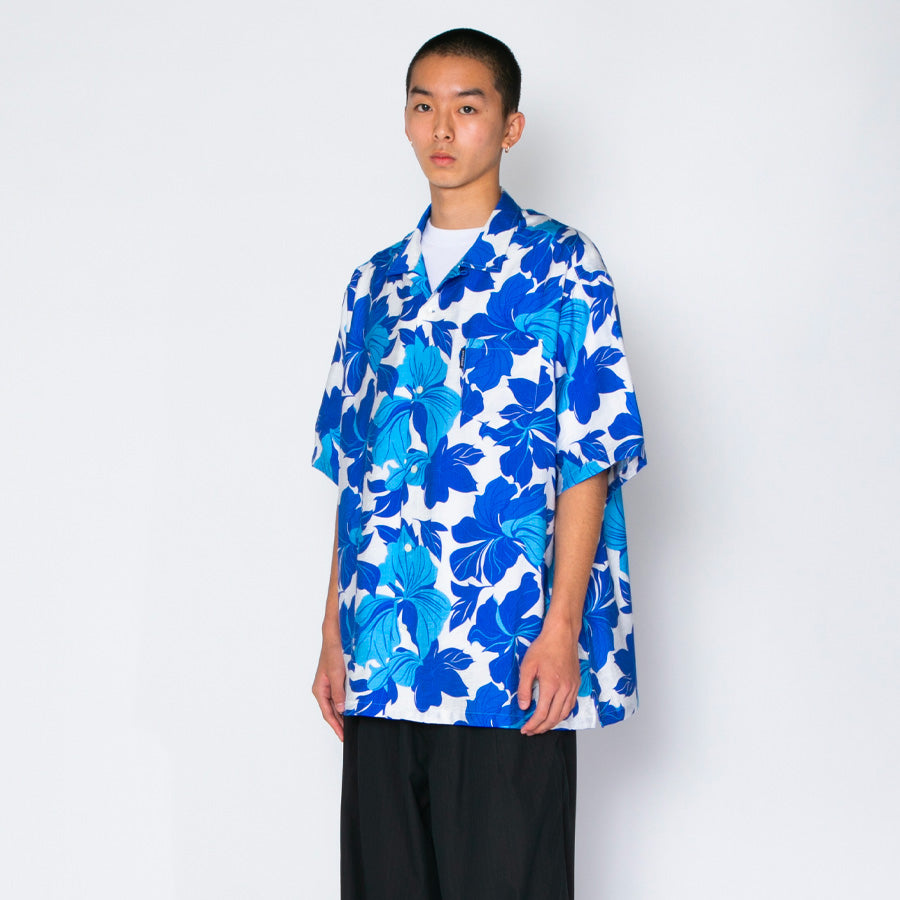 APPLEBUM Tropical Aloha ブルー モデル着用 左斜めスタイル