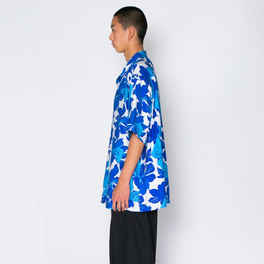 APPLEBUM Tropical Aloha ブルー モデル着用 左向きスタイル