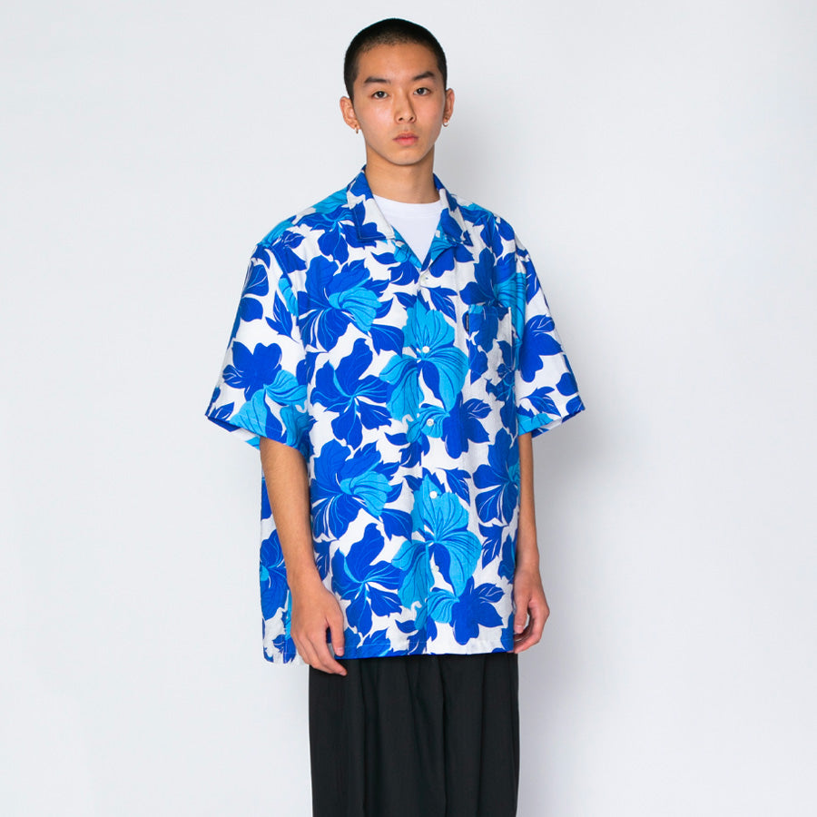 APPLEBUM Tropical Aloha ブルー モデル着用 右斜めスタイル
