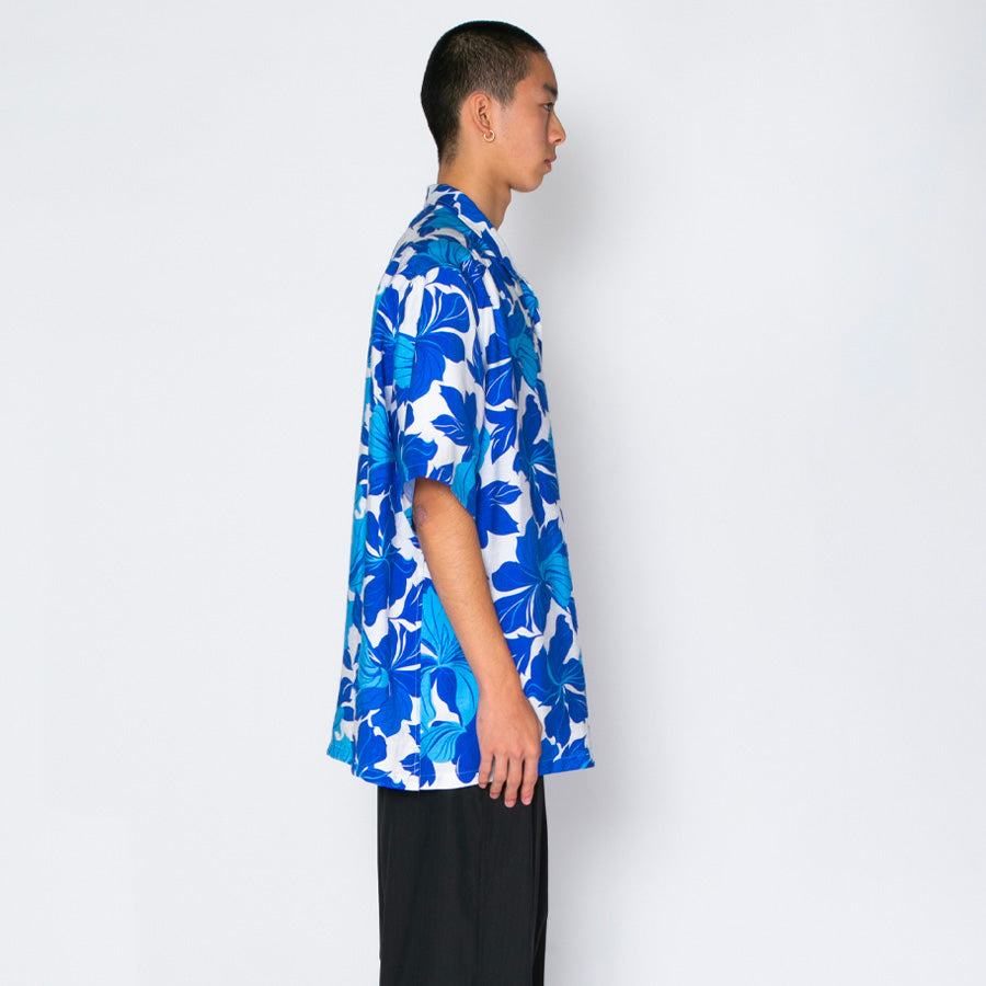 APPLEBUM Tropical Aloha ブルー モデル着用 右向きスタイル