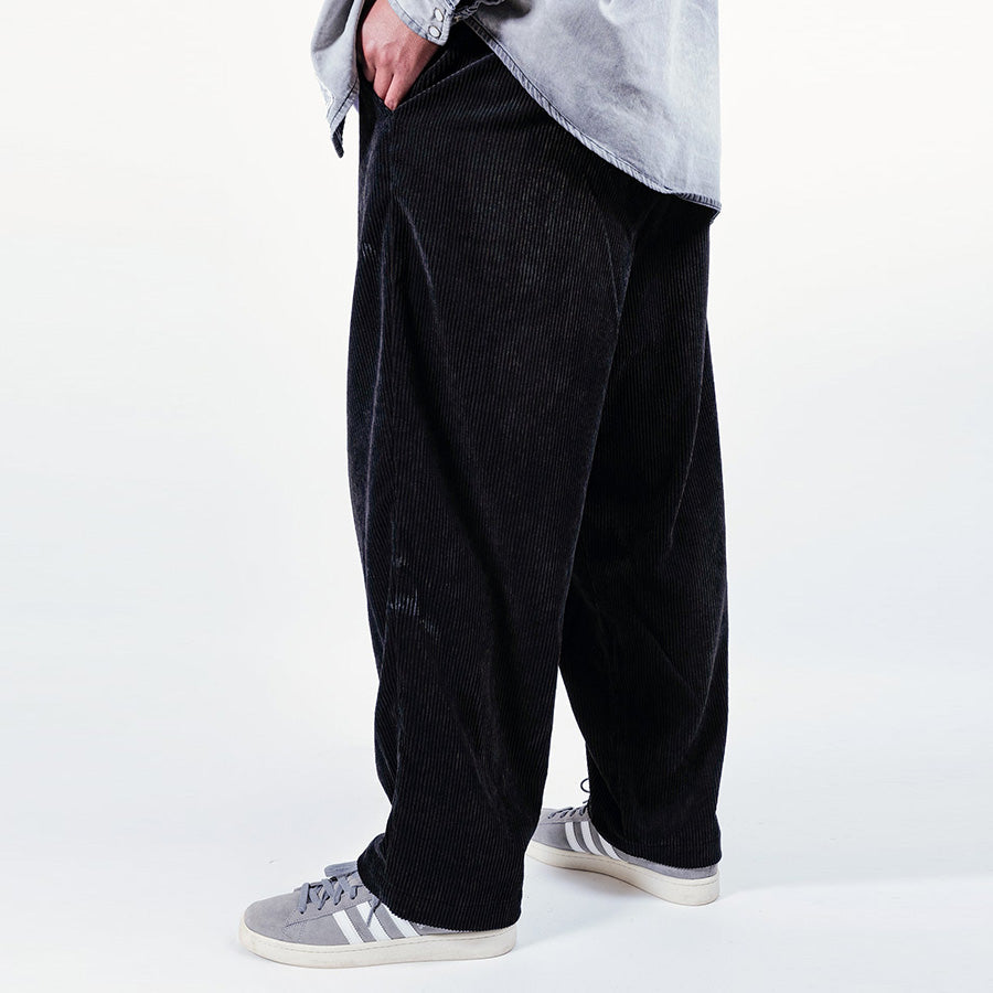 APPLEBUM コーデュロイパンツ ブラック 着用 左向き