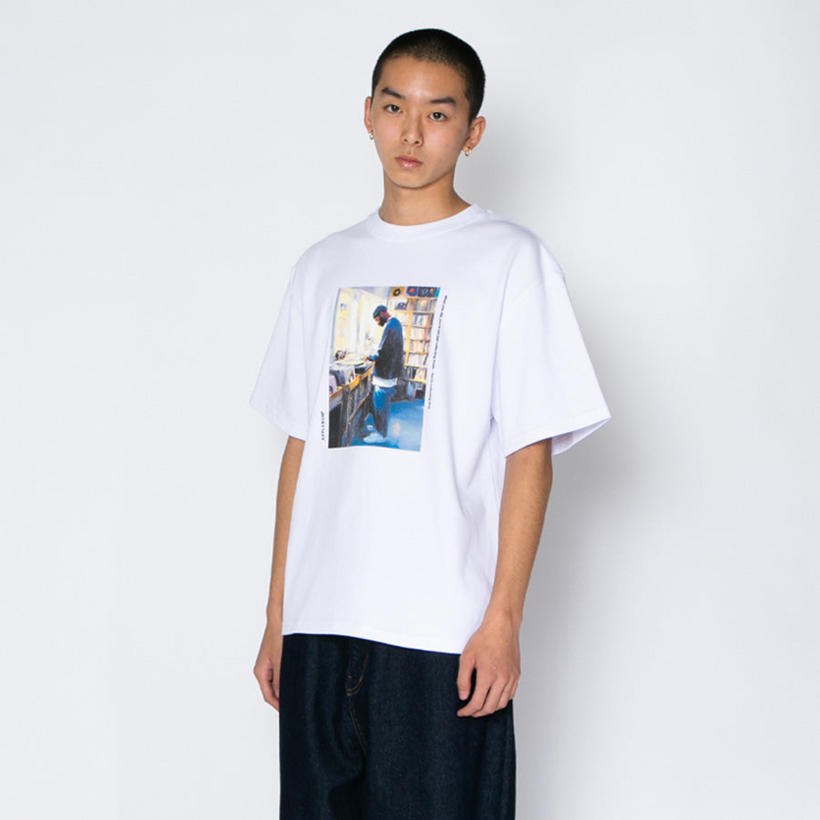 APPLEBUM Tシャツ ホワイト モデル着用 上半身 斜め