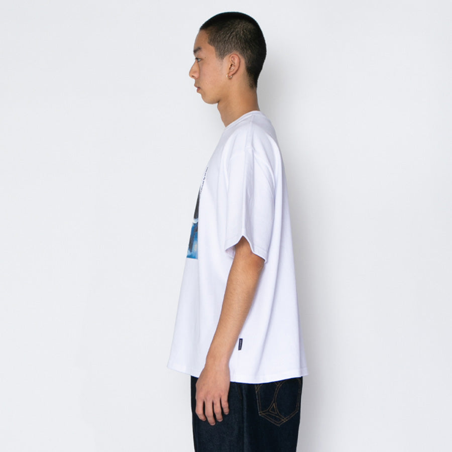 APPLEBUM Tシャツ ホワイト モデル着用 上半身 側面