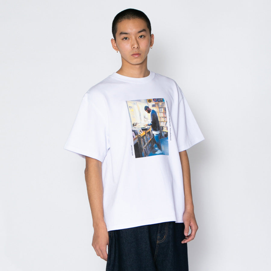 APPLEBUM Tシャツ ホワイト モデル着用 斜め