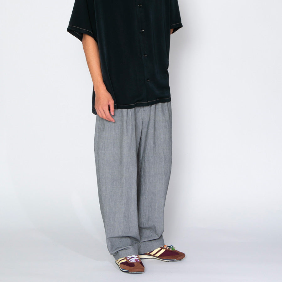 APPLEBUM Banshu Organic Wide Pants グレンチェック 右斜め着用