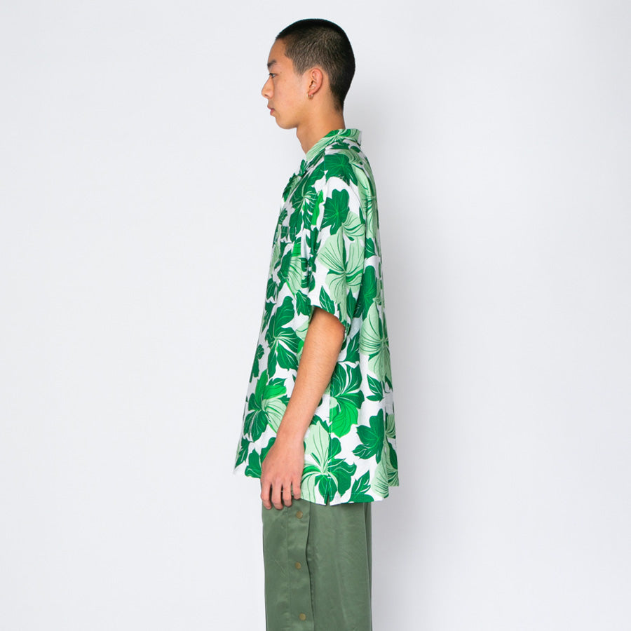 APPLEBUM Tropical Aloha グリーン モデル着用 左向きスタイル