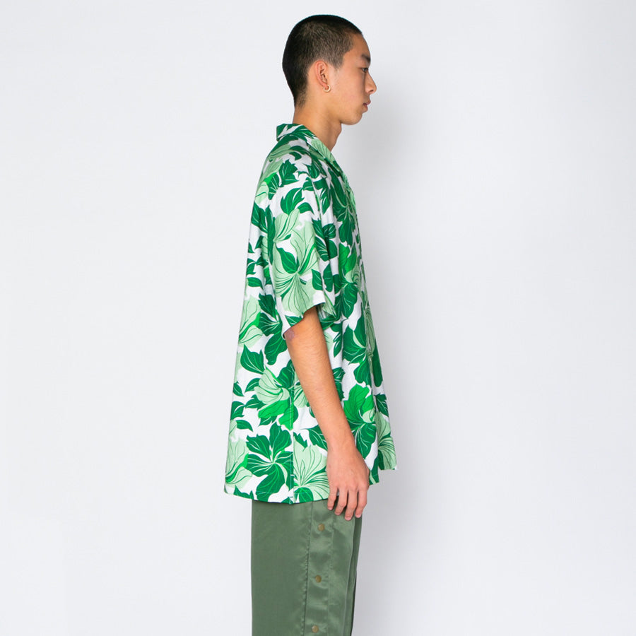 APPLEBUM Tropical Aloha グリーン モデル着用 右向きスタイル