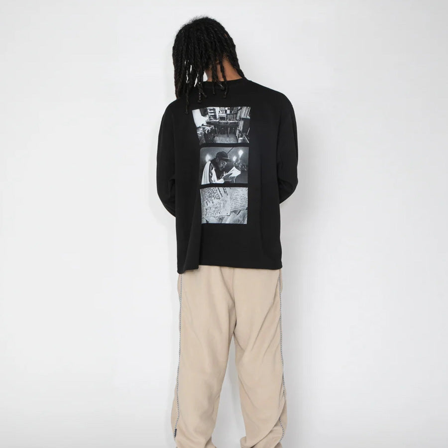 APPLEBUM LYRIC L/S T-SHIRT 長袖Tシャツ ブラック モデル着用 背面 2621108