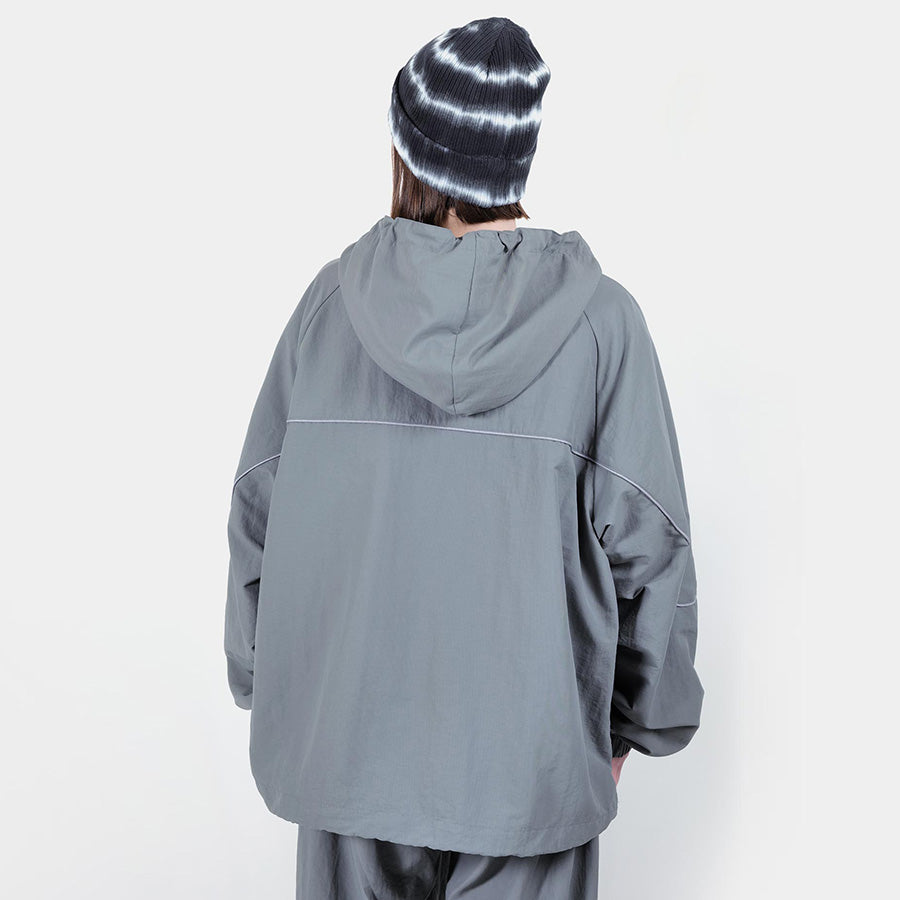 APPLEBUM Nylon Track Jacket グレー モデル着用 上半身 背面