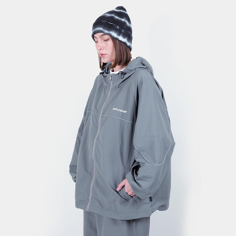 APPLEBUM Nylon Track Jacket グレー モデル着用 上半身 左斜め向き