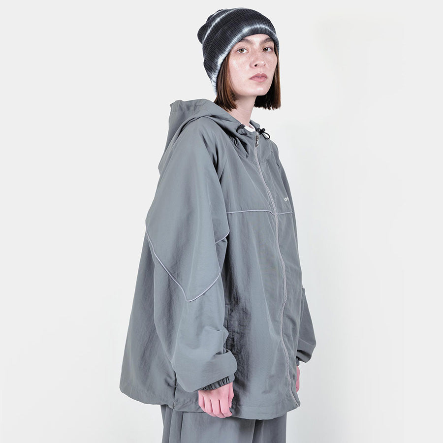 APPLEBUM Nylon Track Jacket グレー モデル着用 上半身 右斜め向き