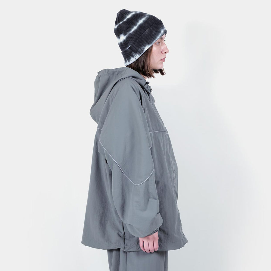 APPLEBUM Nylon Track Jacket グレー モデル着用 上半身 右向き
