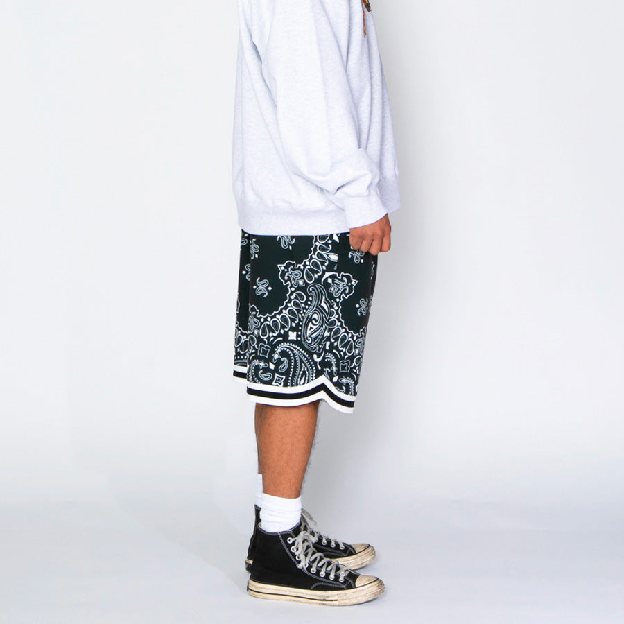 APPLEBUM Paisley Hoopers Shorts ブラック モデル着用 右向き