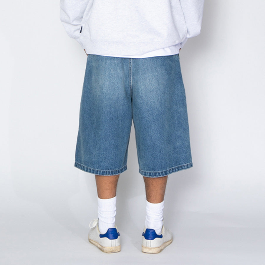 APPLEBUM デニムショーツ 着用 背面