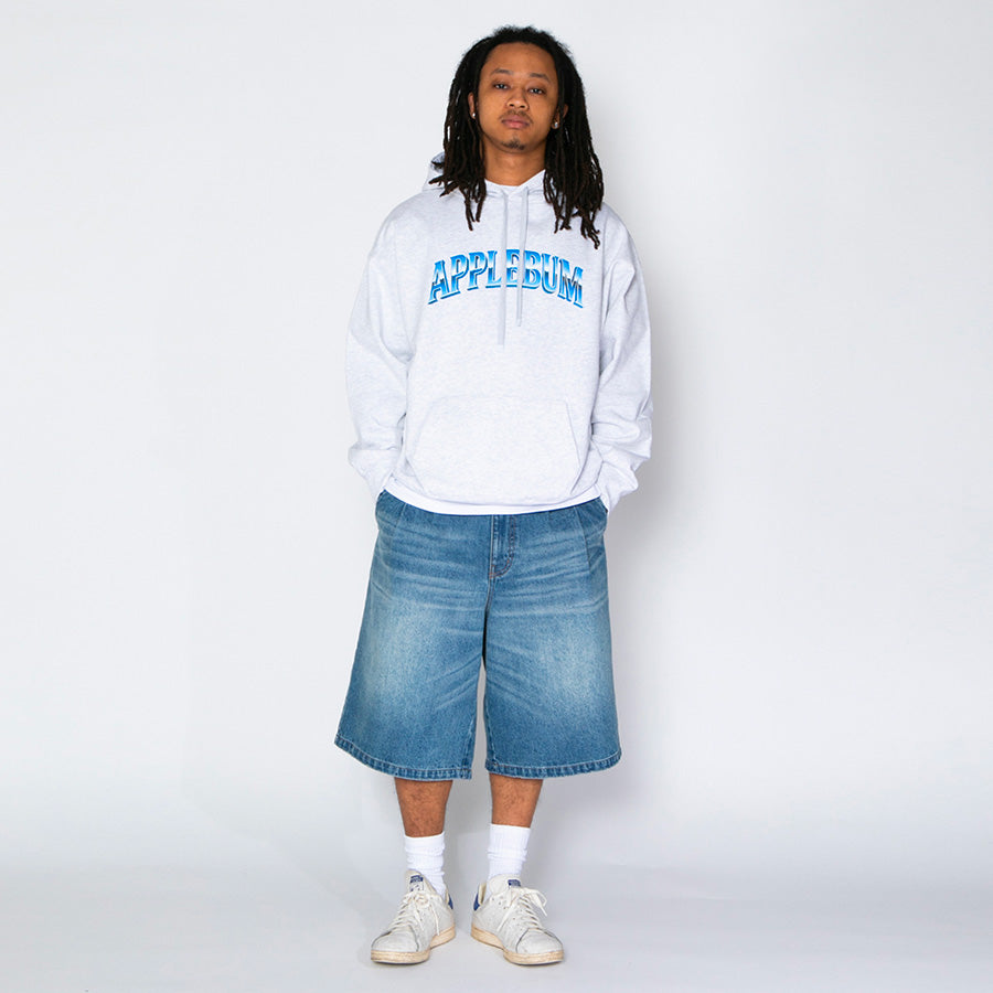 APPLEBUM デニムショーツ 男性モデル 着用 全身