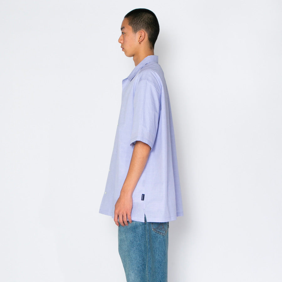 APPLEBUM Smooth Typewriter S/S Shirt ブルー モデル着用 左向き