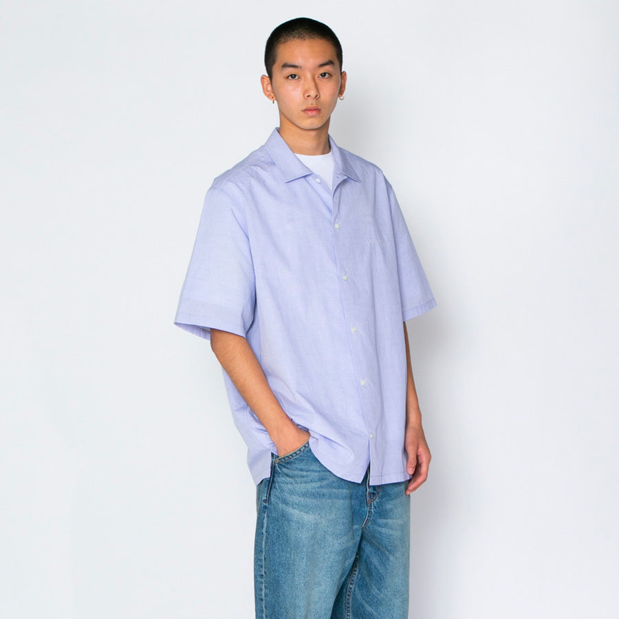 APPLEBUM Smooth Typewriter S/S Shirt ブルー モデル着用 右向き